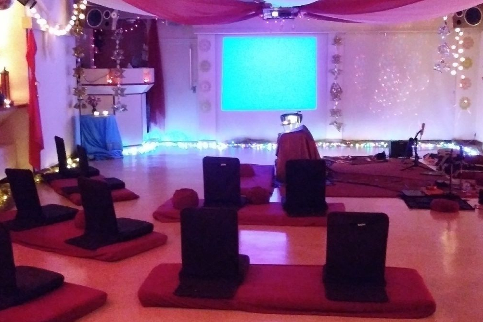 Kerstavond Wajid: potluck en mantra zingen